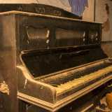Sotto la seducente figura campeggia il pianoforte nero di famiglia, che ci piace pensare essere stato utilizzato durante quelle notti �brave�